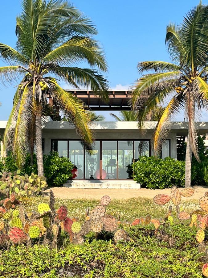 Marea Beachfront Villas Zihuatanejo Buitenkant foto