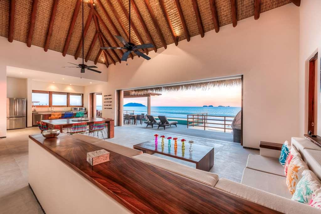 Marea Beachfront Villas Zihuatanejo Kamer foto