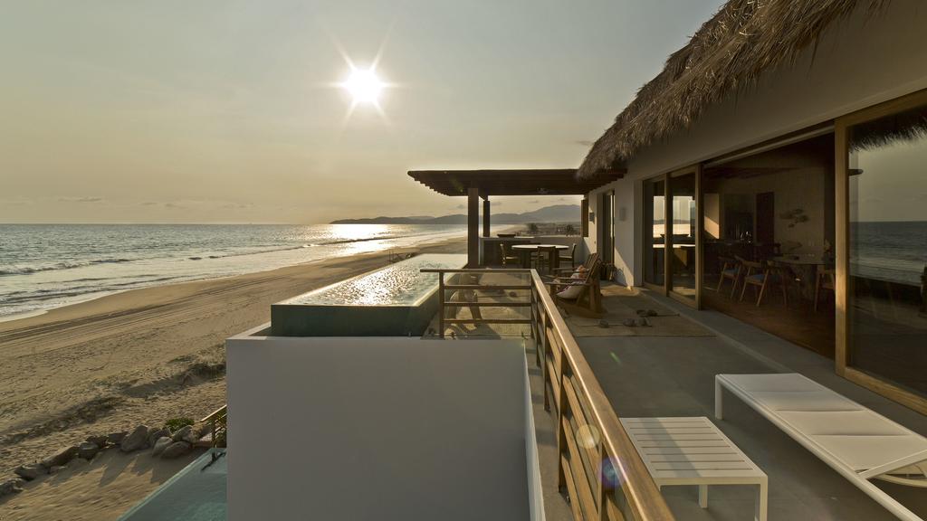 Marea Beachfront Villas Zihuatanejo Buitenkant foto