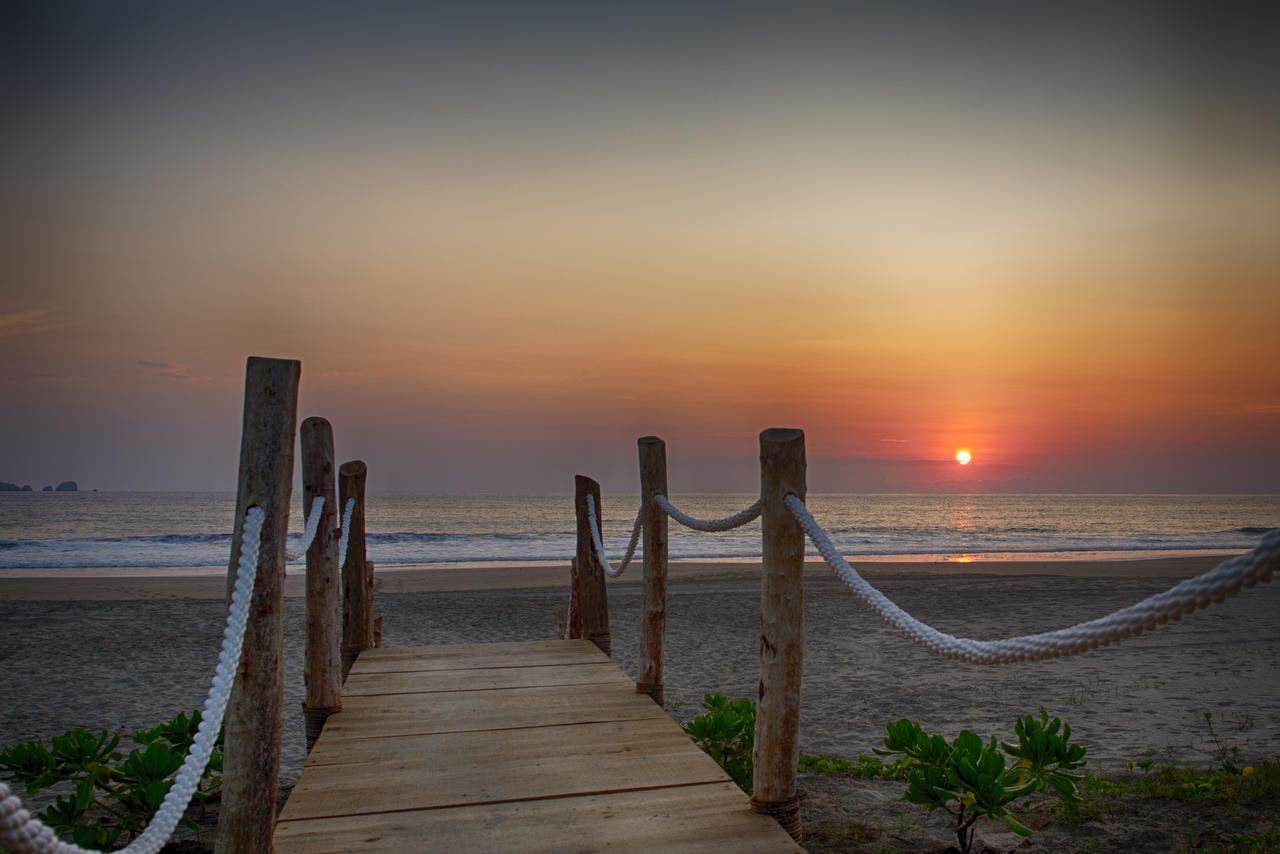 Marea Beachfront Villas Zihuatanejo Buitenkant foto
